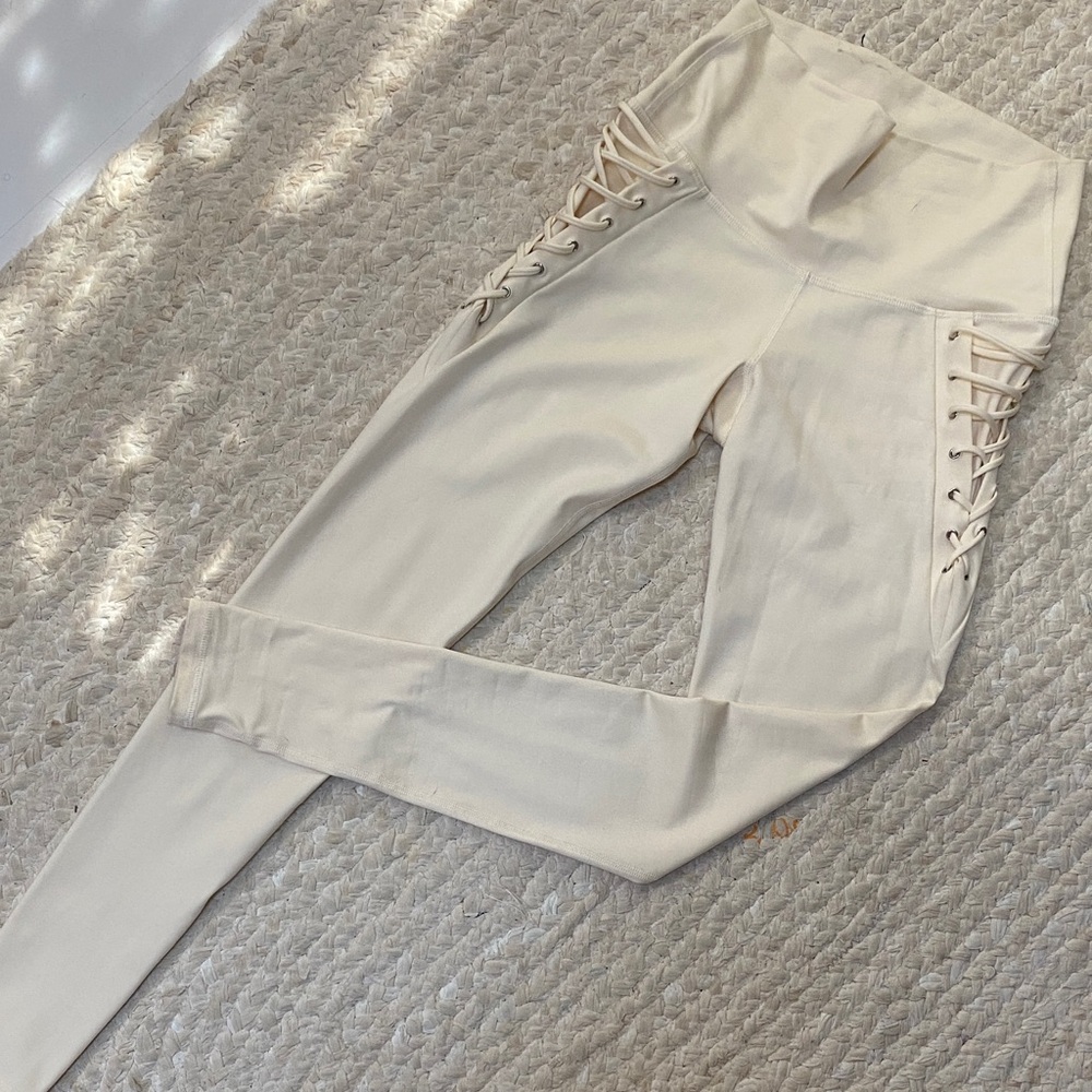 Mika Yoga wear Victoria Leggings Size M